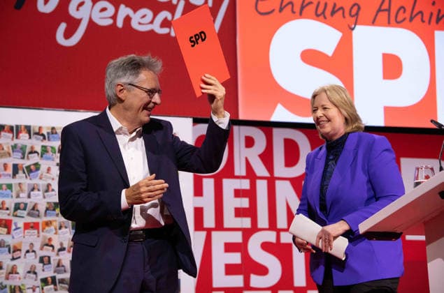 Baerbel BAS, Bärbel, Bundesarbeitsministerin, SPD-Bundesvorsitzende, gratuliert Achim Post, Vorsitzender der SPD in Nordrhein-Westfalen, zur 50jaehrigen Mitgliedschaft i der SPD, Landesdeligiertenkonferenz der NRWSPD, SPD Nordrhein-Westfalen in Duesseldorf am 13.06.2026, *** Baerbel BAS, Bärbel, Federal Minister of Labor, SPD Federal Chairwoman, congratulates Achim Post, Chairman of the SPD in North Rhine-Westphalia, on 50 years of membership in the SPD, State Delegates Conference of the NRWSPD, SPD North Rhine-Westphalia in Duesseldorf on 13 06 2026,