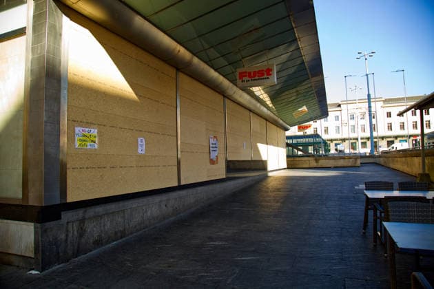 June 13, 2026, Geneva, Canton Of Geneva, Switzerland: GENEVA, SWITZERLAND Ã¢â‚¬ JUNE 13, 2026: An anti-G7 protest flyer reading NO-G7 YES to true democracy is seen taped onto protective wooden panels covering the facade of a large retail store in downtown Geneva. Ahead of the upcoming 52nd G7 Summit in nearby o°vian-les-Bains, France, major commercial businesses in the Swiss city have completely boarded up their windows to prevent potential vandalism, while posting signs to inform customers they remain open during the security operations. Geneva Switzerland  - ZUMAc267 20260613_zip_c267_007 Copyright: xMarcoxCordonex