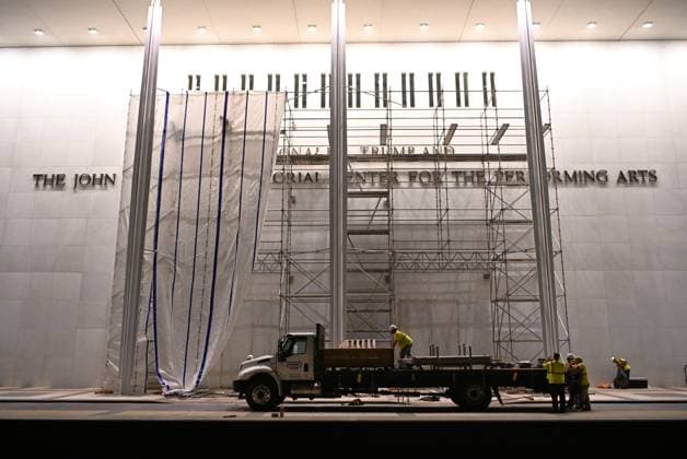 (260613) -- WASHINGTON, June 13, 2026 -- Construction crews hang a tarp in Washington, D.C., the United States, in the small hours of June 13, 2026. A U.S. federal appeals court on Friday denied the Justice Department s last-minute request for a temporary pause of a court order directing that President Donald Trump s name be removed from the John F. Kennedy Center for the Performing Arts. ) U.S.-WASHINGTON, D.C.-KENNEDY CENTER-TRUMP S NAME-REMOVAL-DELAY-COURT-REJECTION LixRui 