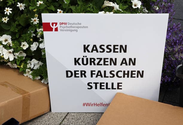 13.06.2026, Deutschland, NRW, Gesundheitswesen, Berufe, Demonstration von Psychotherapeuten in Dortmund gegen Kürzungen der Gelder in der Psychotherapie, Honorarabsenkung, GKV-Spargesetz, Streik, Warnstreik, Deutschland *** 13 06 2026, Germany, NRW, healthcare, professions, demonstration by psychotherapists in Dortmund against funding cuts in psychotherapy, fee reduction, GKV austerity law, strike, warning strike, Germany Copyright: xD.xKerlekin SnowfieldxPhotographyx SF130626DemoD1