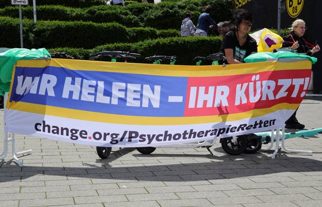 13.06.2026, Deutschland, NRW, Gesundheitswesen, Berufe, Demonstration von Psychotherapeuten in Dortmund gegen Kürzungen der Gelder in der Psychotherapie, Honorarabsenkung, GKV-Spargesetz, Streik, Warnstreik, Deutschland *** 13 06 2026, Germany, NRW, healthcare, professions, demonstration by psychotherapists in Dortmund against funding cuts in psychotherapy, fee reduction, GKV austerity law, strike, warning strike, Germany Copyright: xD.xKerlekin SnowfieldxPhotographyx SF130626DemoD4