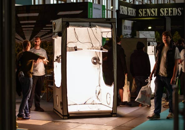 13.06.2026, xlakx, Entertainment, Mary Jane Berlin 2026 v.l. Präsentation eines Grow-Zelts mit LED-Technik.Die Veranstaltung präsentiert Aussteller aus den Bereichen Cannabis, Medizin, Lifestyle und Hanfprodukte. Berlin *** 13 06 2026, xlakx, Entertainment, Mary Jane Berlin 2026 v l Presentation of a grow tent with LED technology The event presents exhibitors from the fields of cannabis, medicine, lifestyle and hemp products Berlin Daniel Lakomski