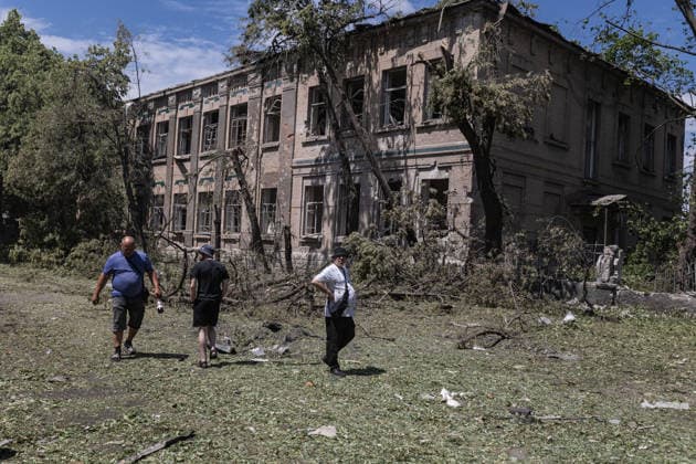 Aftermath of Russian attack on Ukraine s Sloviansk and Druzhkivka SLOVIANSK, UKRAINE - JUNE 13: Several civilians walk through the site of a Russian air strike in Sloviansk, Ukraine, 13 June 2026. Diego Herrera Carcedo Anadolu Sloviansk Ukraine. Editorial use only. Please get in touch for any other usage.  Copyright: x2026xAnadoluxDiegoxHerreraxCarcedox
