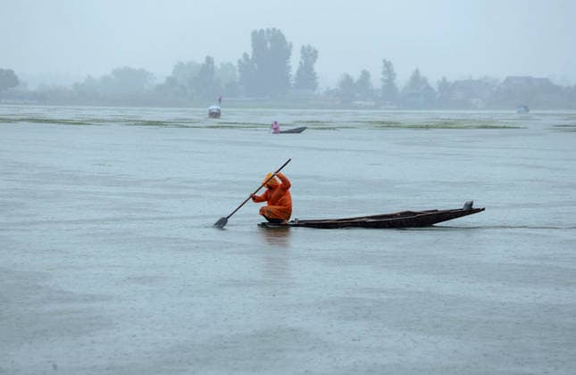News Bilder des Tages A boatman rows his boat amid rains Srinagar, Jun 13 (ANI): A boatman rows his boat amid rains, in Srinagar on Saturday. Srinagar Jammu and Kashmir India Copyright: xANIx ANI_20260613164