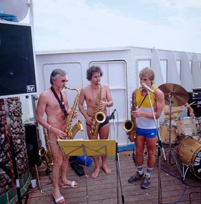 Rockband auf MS Ivan Franko Drei Männer spielen Saxophon auf dem Deck des Kreuzfahrtschiffes MS Ivan Franko. Eine Rockband tritt in Badebekleidung auf. um 1985 MS Ivan Franko *** Rock band at MS Ivan Franko Three Men Play Saxophone at the Deck of Cruise ships MS Ivan Franko a Rock band Tritt in Swimwear at at 1985 MS Ivan Franko Copyright: LeonorexAnder LEO_90050000626