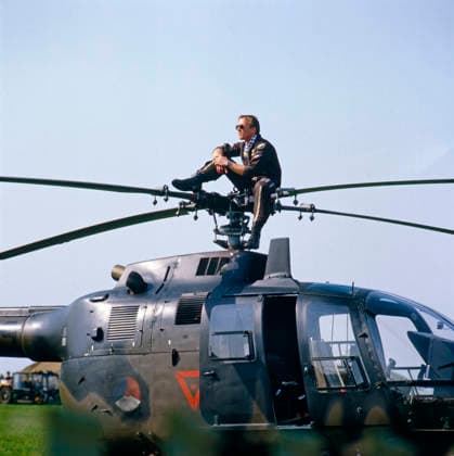 Mann auf Helikopter Rotor beim Flugtag Ein Mann in Fliegerkleidung sitzt auf dem Rotor eines Helikopters. Das Bild wurde vermutlich während eines Flugtages in München aufgenommen. um 1985 München Deutschland *** Man at Helicopter Rotor at Flugtag a Man in Aviator clothing sits at the Rotor one Helicopters the Picture was probably during one Flight days in Munich included at 1985 Munich Germany Copyright: LeonorexAnder LEO_90050000640