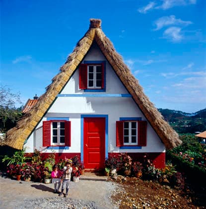 Kinder vor typischem Haus auf Madeira Zwei Kinder stehen vor einem traditionellen Strohdachhaus in Santana. Das Haus ist weiß gestrichen mit roten Fensterläden und einer roten Tür. Madeira, um 1985 Santana Madeira Portugal *** Children before typical House at Madeira Two Children Standing before a traditional thatched house in Santana the House is white deleted with Red Shutters and a Red Door Madeira, at 1985 Santana Madeira Portugal Copyright: LeonorexAnder LEO_90050000816