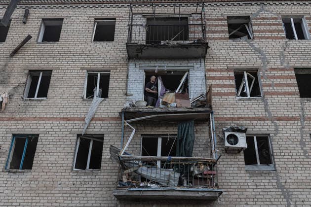 News Bilder des Tages Aftermath of Russian airstrike in Ukraine SLOVIANSK, UKRAINE - JUNE 13: Several civilians clear rubble from their home following a Russian air strike in Sloviansk, Ukraine, 13 June 2026 Diego Herrera Carcedo Anadolu Sloviansk Ukraine. Editorial use only. Please get in touch for any other usage.  Copyright: x2026xAnadoluxDiegoxHerreraxCarcedox