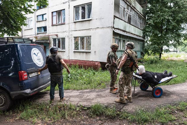 Aftermath of Russian airstrike in Ukraine DRUZHKIVKA, UKRAINE - JUNE 13: The White Angels police unit evacuates a woman with reduced mobility in the city of Druzhkivka, Ukraine, 13 June 2026 Diego Herrera Carcedo Anadolu Druzhkivka Ukraine. Editorial use only. Please get in touch for any other usage.  Copyright: x2026xAnadoluxDiegoxHerreraxCarcedox