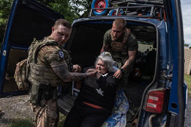 Aftermath of Russian airstrike in Ukraine DRUZHKIVKA, UKRAINE - JUNE 13: The White Angels police unit evacuates a woman with reduced mobility in the city of Druzhkivka, Ukraine, 13 June 2026 Diego Herrera Carcedo Anadolu Druzhkivka Ukraine. Editorial use only. Please get in touch for any other usage.  Copyright: x2026xAnadoluxDiegoxHerreraxCarcedox