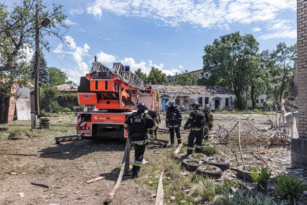 Aftermath of Russian airstrike in Ukraine SLOVIANSK, UKRAINE - JUNE 13: Ukrainian firefighters put out a fire following a Russian air strike in Sloviansk, Ukraine, 13 June 2026 Diego Herrera Carcedo Anadolu Sloviansk Ukraine. Editorial use only. Please get in touch for any other usage.  Copyright: x2026xAnadoluxDiegoxHerreraxCarcedox