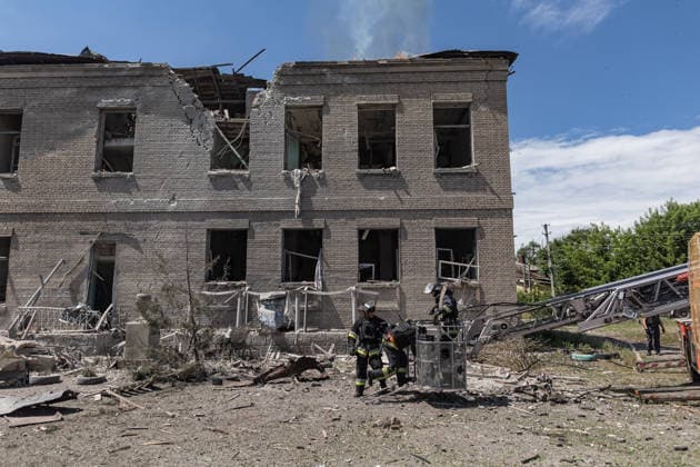 Aftermath of Russian airstrike in Ukraine SLOVIANSK, UKRAINE - JUNE 13: Ukrainian firefighters put out a fire following a Russian air strike in Sloviansk, Ukraine, 13 June 2026 Diego Herrera Carcedo Anadolu Sloviansk Ukraine. Editorial use only. Please get in touch for any other usage.  Copyright: x2026xAnadoluxDiegoxHerreraxCarcedox