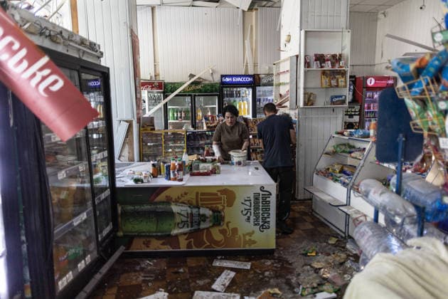 Aftermath of Russian airstrike in Ukraine SLOVIANSK, UKRAINE - JUNE 13: A woman, injured in the arm, cleans up her shop following a Russian air strike in Sloviansk, Ukraine, 13 June 2026 Diego Herrera Carcedo Anadolu Sloviansk Ukraine. Editorial use only. Please get in touch for any other usage.  Copyright: x2026xAnadoluxDiegoxHerreraxCarcedox