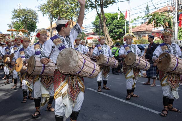 June 13, 2026, Denpasar, Bali, Indonesia: Balinese men participate in a performance during a parade for the 48th Bali Arts Festival in Denpasar on Indonesia s resort island of Bali on June 13, 2026. The annual month-long festival, which features inclusive performances from various regencies across the island, aims to preserve and showcase Balinese cultural heritage. Denpasar Indonesia  - ZUMAp229 20260613_zip_p229_018 Copyright: xLanaxPriatnax
