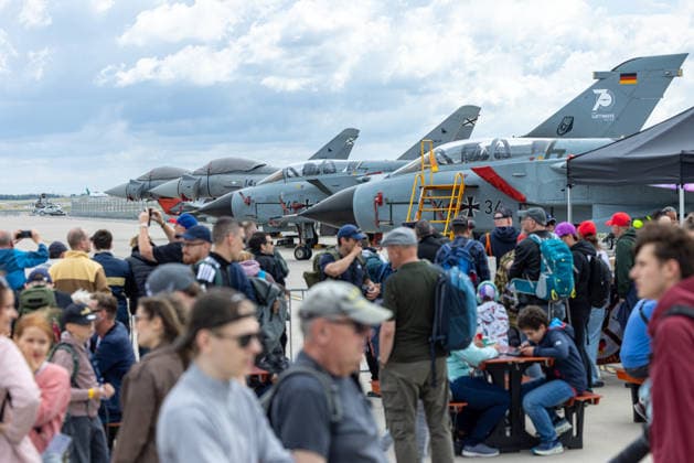 ILA 2026 Deutschland, Schönefeld am 12. Juni 2026: Tausende interessierte Besucher auf dem ILA-Gelände, darunter vor den Tornado- und Eurofighter-Kampfjets der deutschen Luftwaffe. *** ILA 2026 Germany, Schönefeld on June 12, 2026 Thousands of interested visitors at the ILA grounds, including in front of the German Air Forces Tornado and Eurofighter fighter jets