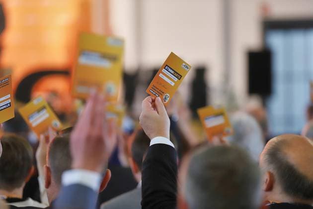 Dessau-Roßlau, Sachsen-Anhalt, Deutschland, 13.06.2026: Veranstaltungszentrum Golf-Park Dessau: 34. Landesparteitag der CDU Sachsen-Anhalt: Teilnehmer heben bei Abstimmung eine Stimmkarte *** Dessau Roßlau, Saxony-Anhalt, Germany, 13 06 2026 Event Center Golf Park Dessau 34 State Party Conference of the CDU Saxony-Anhalt Participants raise a voting card when voting Copyright: xdtsxNachrichtenagenturx dts_122845