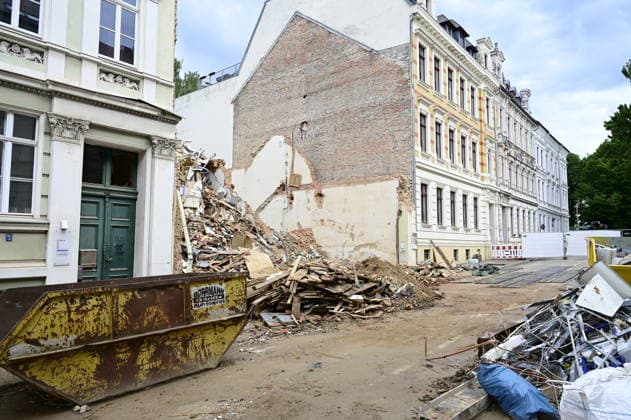 Die Überreste eines eingestürzten Gründerzeithaus. Görlitz, 13.06.2026. Hintergrund: Am Montagnachmittag, 18. Mai 2026 gegen 17:30 Uhr, ist ein Mehrfamilienhaus an der James-von-Molke-Straße in Görlitz eingestürzt. Dabei kamen drei Menschen um ihr Leben. Die Ermittlungen der Kriminalpolizei und der Staatsanwaltschaft zur Ursache dauern weiter an und gehen in alle Richtungen. Die den laufenden Einsatz begleitenden Ermittlungen führten zwischenzeitlich zur Festnahme von zwei Personen, die im Verdacht stehen, die Rohrleitungen im Einsturzhaus beschädigt und oder manipuliert zu haben. Bei den Tatverdächtigen handelt es sich um einen 27-jährigen polnischen sowie einen 33-jährigen afghanischen Staatsangehörigen. Beide befinden sich Copyright: xMatthiasxWehnertx