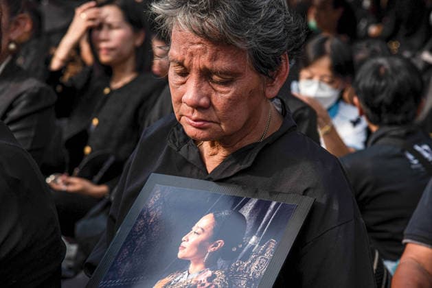 June 13, 2026, Bangkok, Thailand: A mourner seen crying while holding a portrait of Thai Princess Bajrakitiyabha during the royal procession of Thai Princess Bajrakitiyabha to her funeral outside the royal grand palace in Bangkok. Princess Bajrakitiyabha passed on at the age of 47 on 12 June 2026 at the Chulalongkorn Hospital after three and a half years in a coma following a collapse caused by a heart condition in December 2022. Bangkok Thailand - ZUMAs197 20260613_aaa_s197_085 Copyright: xPeeraponxBoonyakiatx