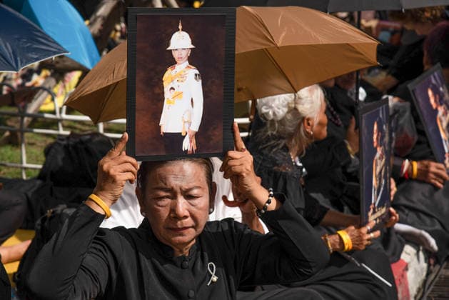 June 13, 2026, Bangkok, Thailand: A mourner holds a portrait of Thai Princess Bajrakitiyabha during the royal procession of Thai Princess Bajrakitiyabha to her funeral outside the royal grand palace in Bangkok. Princess Bajrakitiyabha passed on at the age of 47 on 12 June 2026 at the Chulalongkorn Hospital after three and a half years in a coma following a collapse caused by a heart condition in December 2022. Bangkok Thailand - ZUMAs197 20260613_aaa_s197_088 Copyright: xPeeraponxBoonyakiatx