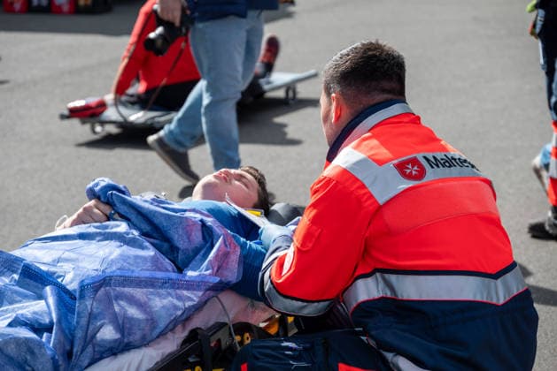 MANV-Übung in Mainz: Katastrophenschutz und Kliniken trainieren Transportorganisation Einsatzkräfte des Katastrophenschutzes, des Rettungsdienstes sowie Mitarbeitende der beteiligten Krankenhäuser übten an der MEWA Arena die Bewältigung eines Massenanfalls von Verletzten (MANV). Grundlage der Übung war ein angenommener Tribüneneinsturz im Mainzer Stadion. Im Fokus stand die Transportorganisation, bei der registrierte und gesichtete Verletztendarsteller entsprechend ihrer Behandlungsdringlichkeit geeigneten Rettungsmitteln und Krankenhäusern zugewiesen wurden. Parallel trainierten die beteiligten Kliniken die Aufnahme und Versorgung einer größeren Anzahl von Patienten. Ziel der Übung war die Überprüfung von Kommunikationswegen,