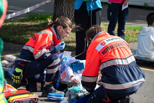 MANV-Übung in Mainz: Katastrophenschutz und Kliniken trainieren Transportorganisation Einsatzkräfte des Katastrophenschutzes, des Rettungsdienstes sowie Mitarbeitende der beteiligten Krankenhäuser übten an der MEWA Arena die Bewältigung eines Massenanfalls von Verletzten (MANV). Grundlage der Übung war ein angenommener Tribüneneinsturz im Mainzer Stadion. Im Fokus stand die Transportorganisation, bei der registrierte und gesichtete Verletztendarsteller entsprechend ihrer Behandlungsdringlichkeit geeigneten Rettungsmitteln und Krankenhäusern zugewiesen wurden. Parallel trainierten die beteiligten Kliniken die Aufnahme und Versorgung einer größeren Anzahl von Patienten. Ziel der Übung war die Überprüfung von Kommunikationswegen,