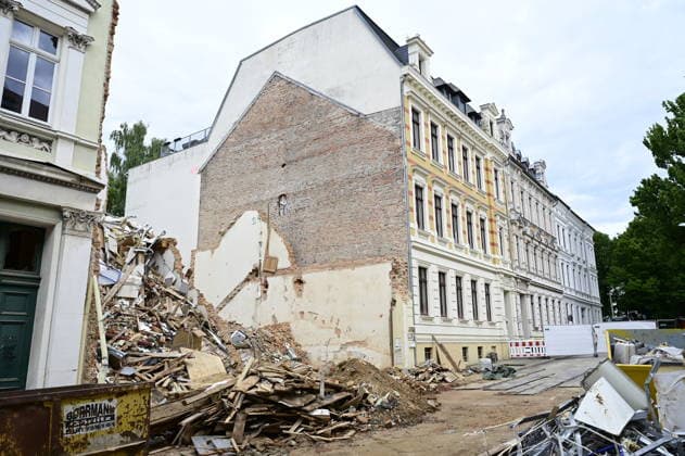Die Überreste eines eingestürzten Gründerzeithaus. Görlitz, 13.06.2026. Hintergrund: Am Montagnachmittag, 18. Mai 2026 gegen 17:30 Uhr, ist ein Mehrfamilienhaus an der James-von-Molke-Straße in Görlitz eingestürzt. Dabei kamen drei Menschen um ihr Leben. Die Ermittlungen der Kriminalpolizei und der Staatsanwaltschaft zur Ursache dauern weiter an und gehen in alle Richtungen. Die den laufenden Einsatz begleitenden Ermittlungen führten zwischenzeitlich zur Festnahme von zwei Personen, die im Verdacht stehen, die Rohrleitungen im Einsturzhaus beschädigt und oder manipuliert zu haben. Bei den Tatverdächtigen handelt es sich um einen 27-jährigen polnischen sowie einen 33-jährigen afghanischen Staatsangehörigen. Beide befinden sich Copyright: xMatthiasxWehnertx