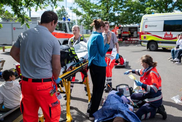 MANV-Übung in Mainz: Katastrophenschutz und Kliniken trainieren Transportorganisation Einsatzkräfte des Katastrophenschutzes, des Rettungsdienstes sowie Mitarbeitende der beteiligten Krankenhäuser übten an der MEWA Arena die Bewältigung eines Massenanfalls von Verletzten (MANV). Grundlage der Übung war ein angenommener Tribüneneinsturz im Mainzer Stadion. Im Fokus stand die Transportorganisation, bei der registrierte und gesichtete Verletztendarsteller entsprechend ihrer Behandlungsdringlichkeit geeigneten Rettungsmitteln und Krankenhäusern zugewiesen wurden. Parallel trainierten die beteiligten Kliniken die Aufnahme und Versorgung einer größeren Anzahl von Patienten. Ziel der Übung war die Überprüfung von Kommunikationswegen,