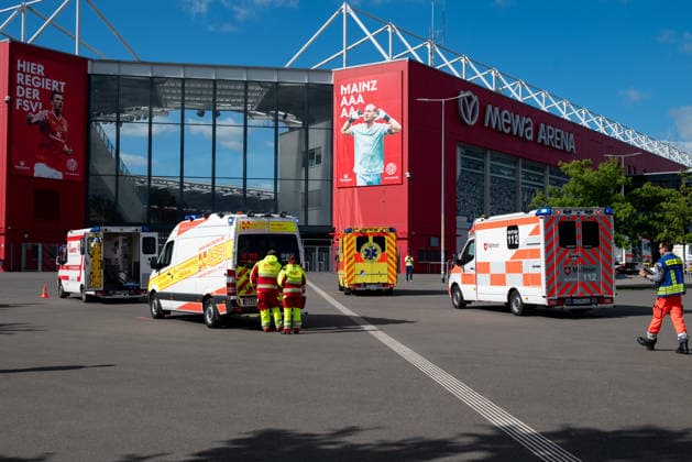 MANV-Übung in Mainz: Katastrophenschutz und Kliniken trainieren Transportorganisation Einsatzkräfte des Katastrophenschutzes, des Rettungsdienstes sowie Mitarbeitende der beteiligten Krankenhäuser übten an der MEWA Arena die Bewältigung eines Massenanfalls von Verletzten (MANV). Grundlage der Übung war ein angenommener Tribüneneinsturz im Mainzer Stadion. Im Fokus stand die Transportorganisation, bei der registrierte und gesichtete Verletztendarsteller entsprechend ihrer Behandlungsdringlichkeit geeigneten Rettungsmitteln und Krankenhäusern zugewiesen wurden. Parallel trainierten die beteiligten Kliniken die Aufnahme und Versorgung einer größeren Anzahl von Patienten. Ziel der Übung war die Überprüfung von Kommunikationswegen,