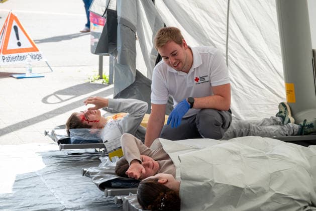 MANV-Übung in Mainz: Katastrophenschutz und Kliniken trainieren Transportorganisation Einsatzkräfte des Katastrophenschutzes, des Rettungsdienstes sowie Mitarbeitende der beteiligten Krankenhäuser übten an der MEWA Arena die Bewältigung eines Massenanfalls von Verletzten (MANV). Grundlage der Übung war ein angenommener Tribüneneinsturz im Mainzer Stadion. Im Fokus stand die Transportorganisation, bei der registrierte und gesichtete Verletztendarsteller entsprechend ihrer Behandlungsdringlichkeit geeigneten Rettungsmitteln und Krankenhäusern zugewiesen wurden. Parallel trainierten die beteiligten Kliniken die Aufnahme und Versorgung einer größeren Anzahl von Patienten. Ziel der Übung war die Überprüfung von Kommunikationswegen,