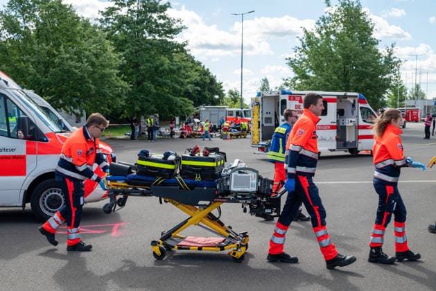 MANV-Übung in Mainz: Katastrophenschutz und Kliniken trainieren Transportorganisation Einsatzkräfte des Katastrophenschutzes, des Rettungsdienstes sowie Mitarbeitende der beteiligten Krankenhäuser übten an der MEWA Arena die Bewältigung eines Massenanfalls von Verletzten (MANV). Grundlage der Übung war ein angenommener Tribüneneinsturz im Mainzer Stadion. Im Fokus stand die Transportorganisation, bei der registrierte und gesichtete Verletztendarsteller entsprechend ihrer Behandlungsdringlichkeit geeigneten Rettungsmitteln und Krankenhäusern zugewiesen wurden. Parallel trainierten die beteiligten Kliniken die Aufnahme und Versorgung einer größeren Anzahl von Patienten. Ziel der Übung war die Überprüfung von Kommunikationswegen,