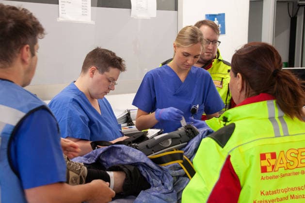 MANV-Übung in Mainz: Katastrophenschutz und Kliniken trainieren Transportorganisation Einsatzkräfte des Katastrophenschutzes, des Rettungsdienstes sowie Mitarbeitende der beteiligten Krankenhäuser übten an der MEWA Arena die Bewältigung eines Massenanfalls von Verletzten (MANV). Grundlage der Übung war ein angenommener Tribüneneinsturz im Mainzer Stadion. Im Fokus stand die Transportorganisation, bei der registrierte und gesichtete Verletztendarsteller entsprechend ihrer Behandlungsdringlichkeit geeigneten Rettungsmitteln und Krankenhäusern zugewiesen wurden. Parallel trainierten die beteiligten Kliniken die Aufnahme und Versorgung einer größeren Anzahl von Patienten. Ziel der Übung war die Überprüfung von Kommunikationswegen,