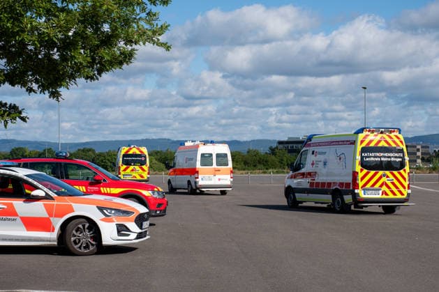 MANV-Übung in Mainz: Katastrophenschutz und Kliniken trainieren Transportorganisation Einsatzkräfte des Katastrophenschutzes, des Rettungsdienstes sowie Mitarbeitende der beteiligten Krankenhäuser übten an der MEWA Arena die Bewältigung eines Massenanfalls von Verletzten (MANV). Grundlage der Übung war ein angenommener Tribüneneinsturz im Mainzer Stadion. Im Fokus stand die Transportorganisation, bei der registrierte und gesichtete Verletztendarsteller entsprechend ihrer Behandlungsdringlichkeit geeigneten Rettungsmitteln und Krankenhäusern zugewiesen wurden. Parallel trainierten die beteiligten Kliniken die Aufnahme und Versorgung einer größeren Anzahl von Patienten. Ziel der Übung war die Überprüfung von Kommunikationswegen,