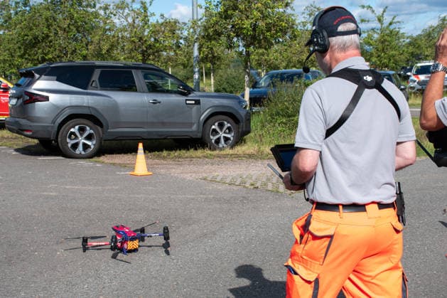 MANV-Übung in Mainz: Katastrophenschutz und Kliniken trainieren Transportorganisation Einsatzkräfte des Katastrophenschutzes, des Rettungsdienstes sowie Mitarbeitende der beteiligten Krankenhäuser übten an der MEWA Arena die Bewältigung eines Massenanfalls von Verletzten (MANV). Grundlage der Übung war ein angenommener Tribüneneinsturz im Mainzer Stadion. Im Fokus stand die Transportorganisation, bei der registrierte und gesichtete Verletztendarsteller entsprechend ihrer Behandlungsdringlichkeit geeigneten Rettungsmitteln und Krankenhäusern zugewiesen wurden. Parallel trainierten die beteiligten Kliniken die Aufnahme und Versorgung einer größeren Anzahl von Patienten. Ziel der Übung war die Überprüfung von Kommunikationswegen,