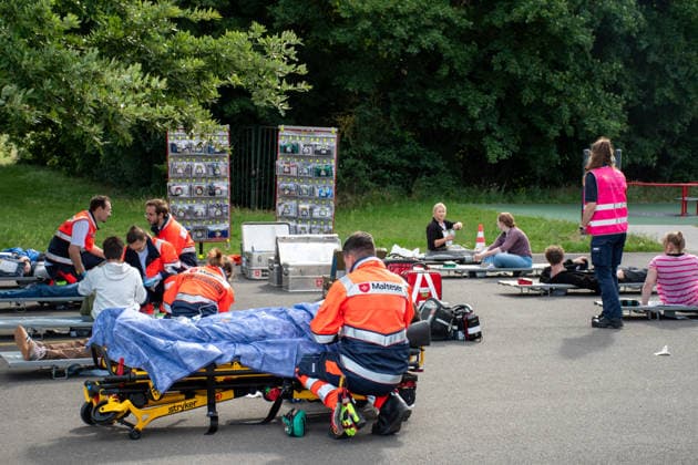 MANV-Übung in Mainz: Katastrophenschutz und Kliniken trainieren Transportorganisation Einsatzkräfte des Katastrophenschutzes, des Rettungsdienstes sowie Mitarbeitende der beteiligten Krankenhäuser übten an der MEWA Arena die Bewältigung eines Massenanfalls von Verletzten (MANV). Grundlage der Übung war ein angenommener Tribüneneinsturz im Mainzer Stadion. Im Fokus stand die Transportorganisation, bei der registrierte und gesichtete Verletztendarsteller entsprechend ihrer Behandlungsdringlichkeit geeigneten Rettungsmitteln und Krankenhäusern zugewiesen wurden. Parallel trainierten die beteiligten Kliniken die Aufnahme und Versorgung einer größeren Anzahl von Patienten. Ziel der Übung war die Überprüfung von Kommunikationswegen,