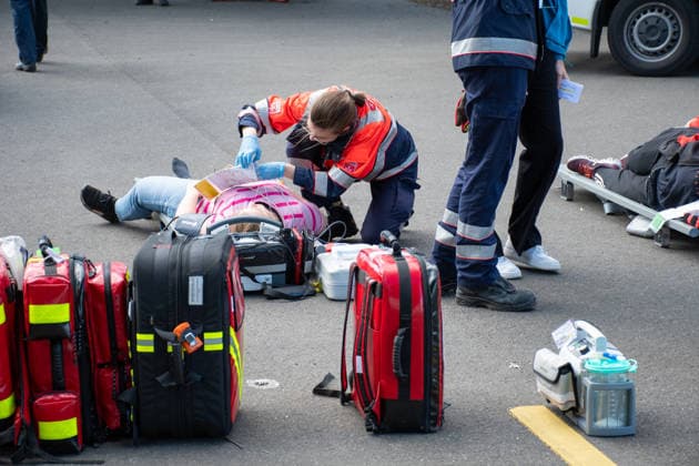 MANV-Übung in Mainz: Katastrophenschutz und Kliniken trainieren Transportorganisation Einsatzkräfte des Katastrophenschutzes, des Rettungsdienstes sowie Mitarbeitende der beteiligten Krankenhäuser übten an der MEWA Arena die Bewältigung eines Massenanfalls von Verletzten (MANV). Grundlage der Übung war ein angenommener Tribüneneinsturz im Mainzer Stadion. Im Fokus stand die Transportorganisation, bei der registrierte und gesichtete Verletztendarsteller entsprechend ihrer Behandlungsdringlichkeit geeigneten Rettungsmitteln und Krankenhäusern zugewiesen wurden. Parallel trainierten die beteiligten Kliniken die Aufnahme und Versorgung einer größeren Anzahl von Patienten. Ziel der Übung war die Überprüfung von Kommunikationswegen,
