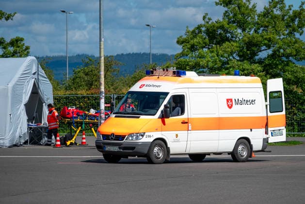 MANV-Übung in Mainz: Katastrophenschutz und Kliniken trainieren Transportorganisation Einsatzkräfte des Katastrophenschutzes, des Rettungsdienstes sowie Mitarbeitende der beteiligten Krankenhäuser übten an der MEWA Arena die Bewältigung eines Massenanfalls von Verletzten (MANV). Grundlage der Übung war ein angenommener Tribüneneinsturz im Mainzer Stadion. Im Fokus stand die Transportorganisation, bei der registrierte und gesichtete Verletztendarsteller entsprechend ihrer Behandlungsdringlichkeit geeigneten Rettungsmitteln und Krankenhäusern zugewiesen wurden. Parallel trainierten die beteiligten Kliniken die Aufnahme und Versorgung einer größeren Anzahl von Patienten. Ziel der Übung war die Überprüfung von Kommunikationswegen,