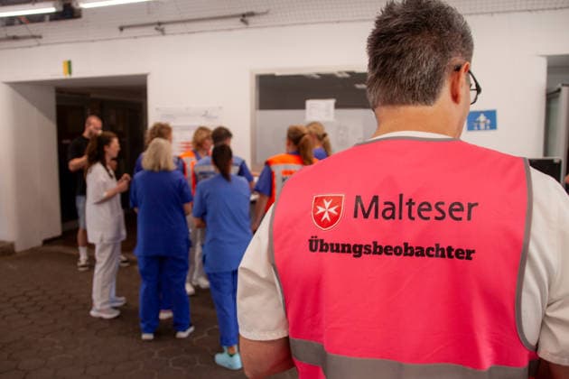 MANV-Übung in Mainz: Katastrophenschutz und Kliniken trainieren Transportorganisation Einsatzkräfte des Katastrophenschutzes, des Rettungsdienstes sowie Mitarbeitende der beteiligten Krankenhäuser übten an der MEWA Arena die Bewältigung eines Massenanfalls von Verletzten (MANV). Grundlage der Übung war ein angenommener Tribüneneinsturz im Mainzer Stadion. Im Fokus stand die Transportorganisation, bei der registrierte und gesichtete Verletztendarsteller entsprechend ihrer Behandlungsdringlichkeit geeigneten Rettungsmitteln und Krankenhäusern zugewiesen wurden. Parallel trainierten die beteiligten Kliniken die Aufnahme und Versorgung einer größeren Anzahl von Patienten. Ziel der Übung war die Überprüfung von Kommunikationswegen,