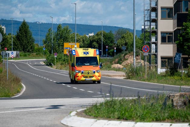 MANV-Übung in Mainz: Katastrophenschutz und Kliniken trainieren Transportorganisation Einsatzkräfte des Katastrophenschutzes, des Rettungsdienstes sowie Mitarbeitende der beteiligten Krankenhäuser übten an der MEWA Arena die Bewältigung eines Massenanfalls von Verletzten (MANV). Grundlage der Übung war ein angenommener Tribüneneinsturz im Mainzer Stadion. Im Fokus stand die Transportorganisation, bei der registrierte und gesichtete Verletztendarsteller entsprechend ihrer Behandlungsdringlichkeit geeigneten Rettungsmitteln und Krankenhäusern zugewiesen wurden. Parallel trainierten die beteiligten Kliniken die Aufnahme und Versorgung einer größeren Anzahl von Patienten. Ziel der Übung war die Überprüfung von Kommunikationswegen,