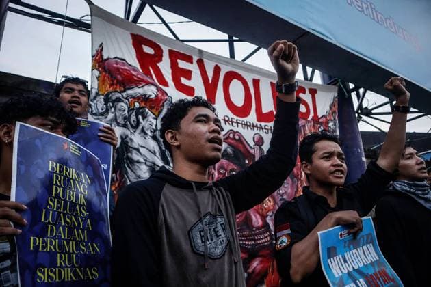 Students rally against government policies in Yogyakarta YOGYAKARTA, INDONESIA JUNE 13, 2026: Hundreds of students gather at the Gejayan intersection in Yogyakarta during a protest against a range of government policies they say are harmful to the public. Organized by the People™s Alliance, the demonstration brought together students from several universities who presented ten demands, including the cancellation of the Free Nutritious Meals (MBG) program and the Merah Putih Cooperative initiative, the repeal of recent revisions to laws governing the Indonesian National Armed Forces (TNI), the National Police (Polri), and military courts, as well as guarantees for free education, healthcare, labor rights, environmental protection, free Copyright: x xMuhammadxRizkyxFebriansyahx xJNAxPressx
