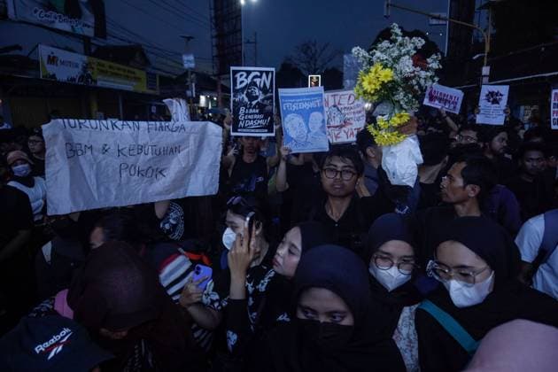 Students rally against government policies in Yogyakarta YOGYAKARTA, INDONESIA JUNE 13, 2026: Hundreds of students gather at the Gejayan intersection in Yogyakarta during a protest against a range of government policies they say are harmful to the public. Organized by the People™s Alliance, the demonstration brought together students from several universities who presented ten demands, including the cancellation of the Free Nutritious Meals (MBG) program and the Merah Putih Cooperative initiative, the repeal of recent revisions to laws governing the Indonesian National Armed Forces (TNI), the National Police (Polri), and military courts, as well as guarantees for free education, healthcare, labor rights, environmental protection, free Copyright: x xMuhammadxRizkyxFebriansyahx xJNAxPressx
