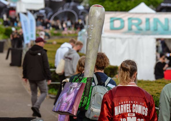 13.06.2026, xlakx, Entertainment, Mary Jane Berlin 2026 v.l. Besucher auf dem Gelände des Festivals mit einem grossen Joint im Rucksack. Die Veranstaltung präsentiert Aussteller aus den Bereichen Cannabis, Medizin, Lifestyle und Hanfprodukte. Berlin *** 13 06 2026, xlakx, Entertainment, Mary Jane Berlin 2026 v l Visitors on the festival grounds with a large joint in their backpacks The event presents exhibitors from the cannabis, medical, lifestyle and hemp product sectors Berlin Daniel Lakomski
