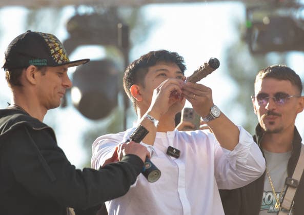 News Bilder des Tages 13.06.2026, xlakx, Entertainment, Mary Jane Berlin 2026 v.l. Mary-Jane-Gründer Duc Anh Dang mit einem Joint zum 10 Jährigen Jubiläumnin der Hand. Die Veranstaltung präsentiert Aussteller aus den Bereichen Cannabis, Medizin, Lifestyle und Hanfprodukte. Berlin *** 13 06 2026, xlakx, Entertainment, Mary Jane Berlin 2026 v l Mary Jane founder Duc Anh Dang with a joint in his hand for the 10th anniversary The event presents exhibitors from the fields of cannabis, medicine, lifestyle and hemp products Berlin Daniel Lakomski