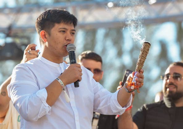 13.06.2026, xlakx, Entertainment, Mary Jane Berlin 2026 v.l. Mary-Jane-Gründer Duc Anh Dang mit einem Joint zum 10 Jährigen Jubiläumnin der Hand. Die Veranstaltung präsentiert Aussteller aus den Bereichen Cannabis, Medizin, Lifestyle und Hanfprodukte. Berlin *** 13 06 2026, xlakx, Entertainment, Mary Jane Berlin 2026 v l Mary Jane founder Duc Anh Dang with a joint in his hand for the 10th anniversary The event presents exhibitors from the fields of cannabis, medicine, lifestyle and hemp products Berlin Daniel Lakomski