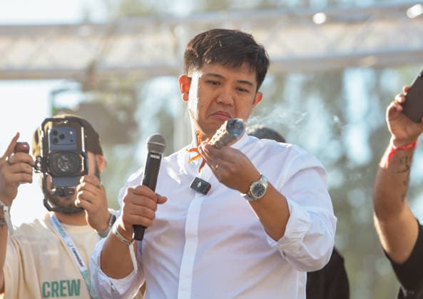 13.06.2026, xlakx, Entertainment, Mary Jane Berlin 2026 v.l. Mary-Jane-Gründer Duc Anh Dang mit einem Joint zum 10 Jährigen Jubiläumnin der Hand. Die Veranstaltung präsentiert Aussteller aus den Bereichen Cannabis, Medizin, Lifestyle und Hanfprodukte. Berlin *** 13 06 2026, xlakx, Entertainment, Mary Jane Berlin 2026 v l Mary Jane founder Duc Anh Dang with a joint in his hand for the 10th anniversary The event presents exhibitors from the fields of cannabis, medicine, lifestyle and hemp products Berlin Daniel Lakomski