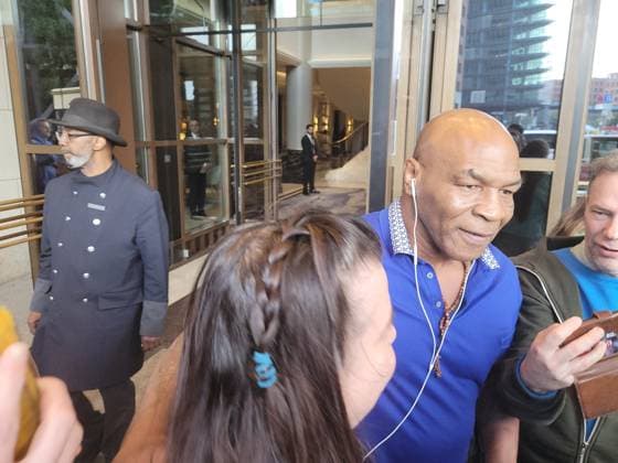 US-Boxlegende Mike Tyson bei der Abreise aus dem Hotel The Ritz-Carlton am Potsdamer Platz. 13.06.2026 *** US boxing legend Mike Tyson leaving The Ritz Carlton hotel at Potsdamer Platz 13 06 2026 Copyright: xAgenturxMatthiasxWehnertx xM.xGränzdörferx