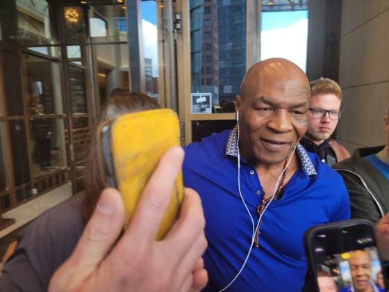 US-Boxlegende Mike Tyson bei der Abreise aus dem Hotel The Ritz-Carlton am Potsdamer Platz. 13.06.2026 *** US boxing legend Mike Tyson leaving The Ritz Carlton hotel at Potsdamer Platz 13 06 2026 Copyright: xAgenturxMatthiasxWehnertx xM.xGränzdörferx
