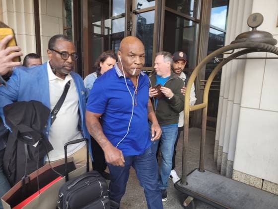 US-Boxlegende Mike Tyson bei der Abreise aus dem Hotel The Ritz-Carlton am Potsdamer Platz. 13.06.2026 *** US boxing legend Mike Tyson leaving The Ritz Carlton hotel at Potsdamer Platz 13 06 2026 Copyright: xAgenturxMatthiasxWehnertx xM.xGränzdörferx
