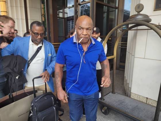 Entertainment Bilder des Tages US-Boxlegende Mike Tyson bei der Abreise aus dem Hotel The Ritz-Carlton am Potsdamer Platz. 13.06.2026 *** US boxing legend Mike Tyson leaving The Ritz Carlton hotel at Potsdamer Platz 13 06 2026 Copyright: xAgenturxMatthiasxWehnertx xM.xGränzdörferx