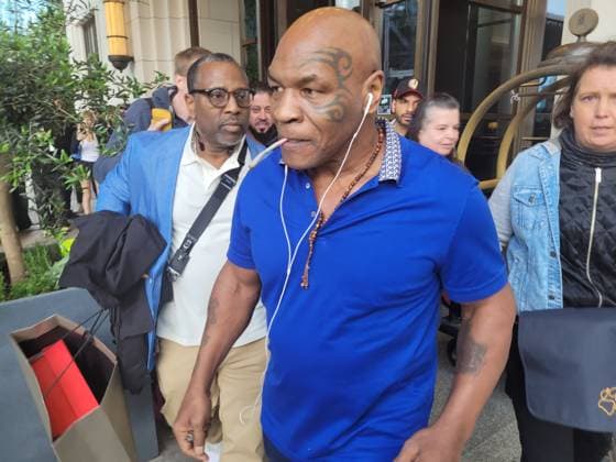 US-Boxlegende Mike Tyson bei der Abreise aus dem Hotel The Ritz-Carlton am Potsdamer Platz. 13.06.2026 *** US boxing legend Mike Tyson leaving The Ritz Carlton hotel at Potsdamer Platz 13 06 2026 Copyright: xAgenturxMatthiasxWehnertx xM.xGränzdörferx