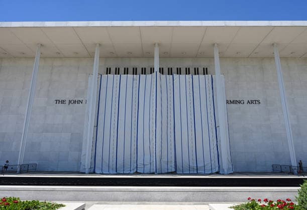 Trump s name removed from Kennedy Center Tarps are hung on scaffolding outside The Kennedy Center on June 13, 2026 in Washington, DC. Friday late night workers removed the President Donald Trump s name from the Kennedy Center. Photo by Olivier Douliery ABACAPRESS.COM Washington DC United States  Copyright: xDoulieryxOlivier ABACAx
